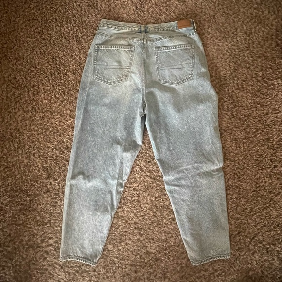 American Eagle Size 12 regular relaxed mom fit jeans! Light wash! - Picture 4 of 4